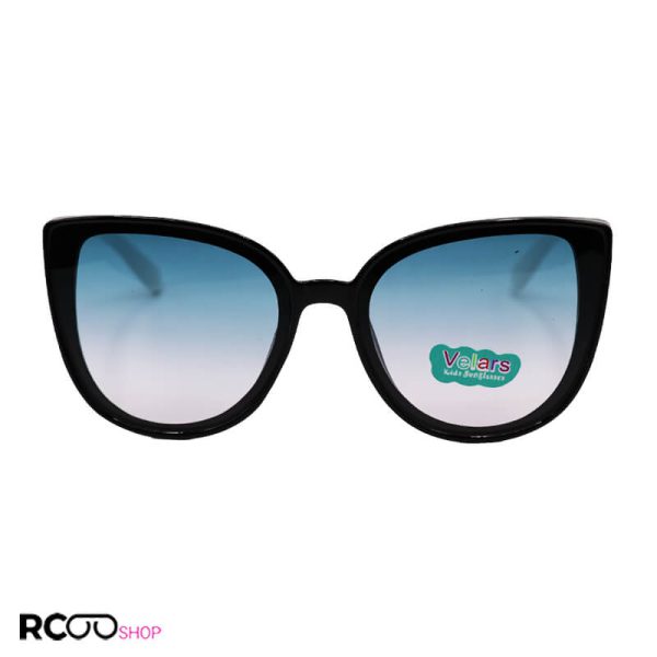 عکس از عینک آفتابی بچه‌گانه با فریم مشکی، دسته سفید و عدسی دو رنگ مدل 3089