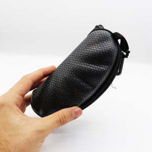 عکس از کیف عینک زیپ دار طرح صدفی، مشکی رنگ و قلاب دار مدل 992388