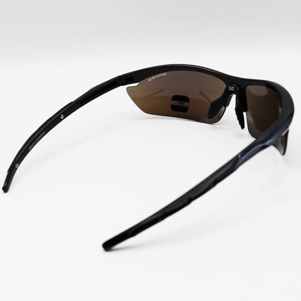عکس از عینک ورزشی با فریم مشکی، لنز آینه ای و uv400 برند waves مدل ps20541