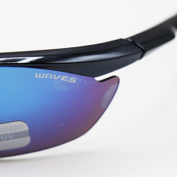 عکس از عینک ورزشی با فریم مشکی، لنز آینه ای و uv400 برند waves مدل ps20541