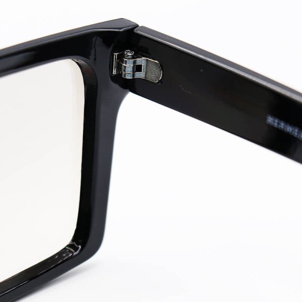 عکس از عینک آفتابی hermes با فریم مشکی، عدسی آینه ای و نقره ای رنگ مدل 4236