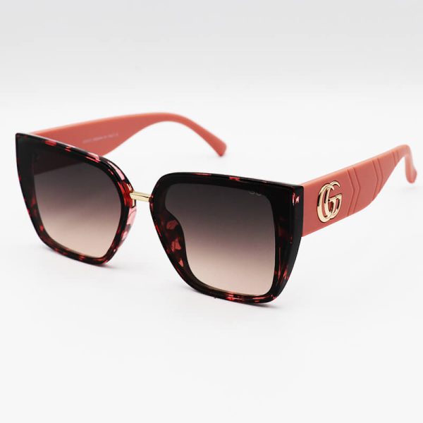 عکس از عینک آفتابی زنانه با فریم دو رنگ، دسته صورتی و لنز قهوه ای هایلایت گوچی مدل 8847