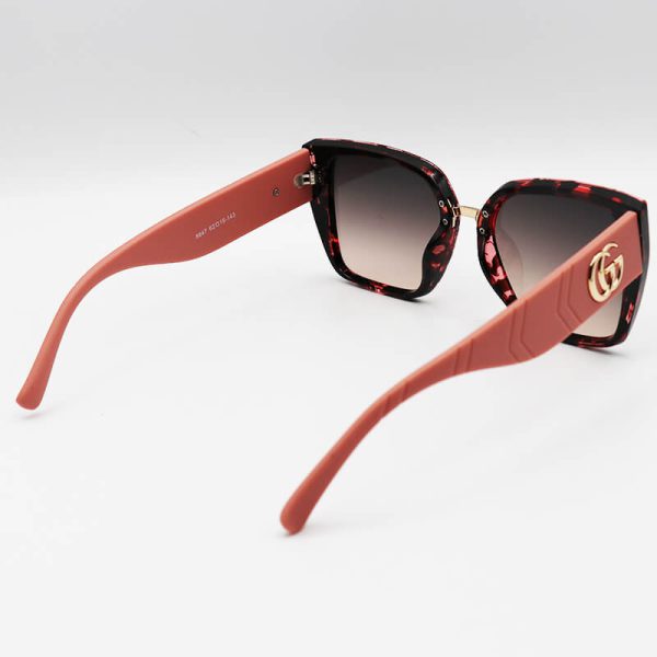 عکس از عینک آفتابی زنانه با فریم دو رنگ، دسته صورتی و لنز قهوه ای هایلایت گوچی مدل 8847