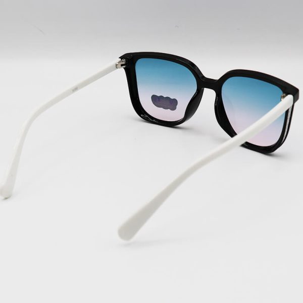 عکس از عینک آفتابی بچه‌گانه با فریم مشکی، مربعی، دسته سفید و عدسی دو رنگ مدل 3090