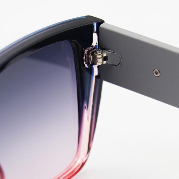 عکس از عینک آفتابی زنانه با فریم دو رنگ، دسته طوسی و لنز دودی هایلایت گوچی مدل 8847