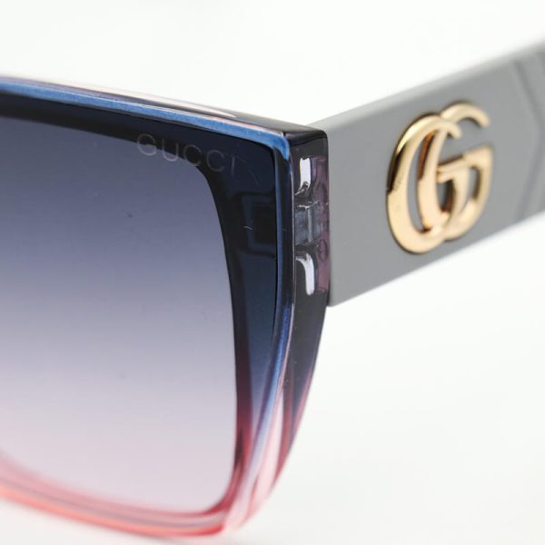 عکس از عینک آفتابی زنانه با فریم دو رنگ، دسته طوسی و لنز دودی هایلایت گوچی مدل 8847