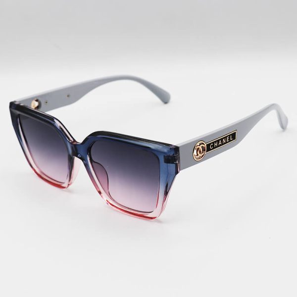 عکس از عینک آفتابی شنل زنانه با فریم دو رنگ، ویفرر و دسته طوسی رنگ مدل 88036