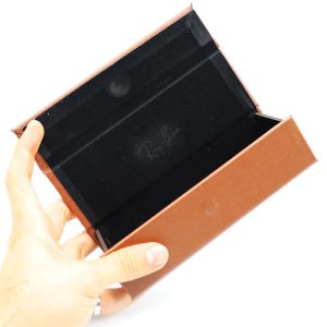 عکس از کیف عینک مگنتی برند Ray-Ban رنگ قهوه ای مدل 992369