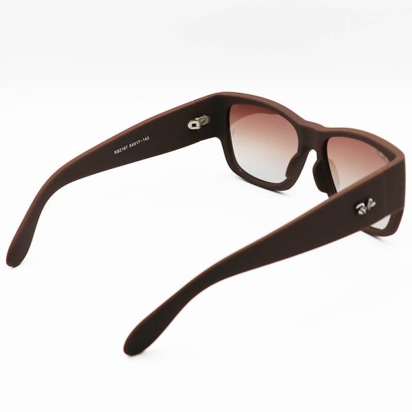عکس از عینک آفتابی ray-ban با فریم قهوه ای مات، دسته پهن و لنز پلاریزه مدل rb2187