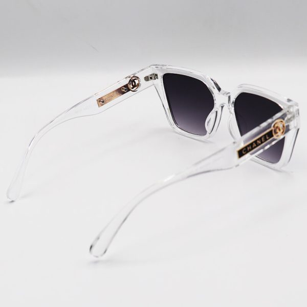 عکس از عینک آفتابی chanel زنانه با فریم شفاف و بی رنگ، ویفرر و لنز تیره مدل 88036