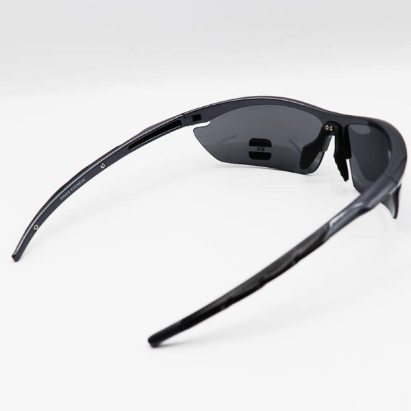 عکس از عینک آفتابی ورزشی با فریم نوک مدادی، لنز تیره و یووی 400 برند waves مدل ps20541