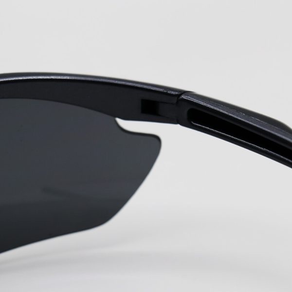 عکس از عینک آفتابی ورزشی با فریم نوک مدادی، لنز تیره و یووی 400 برند waves مدل ps20541