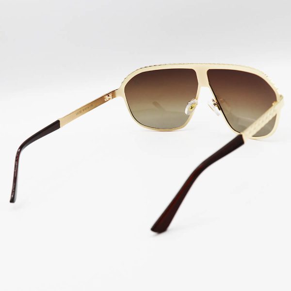عکس از عینک آفتابی زنانه لویی ویتون با فریم طلایی رنگ، خلبانی شکل و لنز قهوه ای هایلایت و پلاریزه مدل lv20