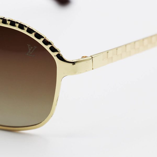 عکس از عینک آفتابی زنانه لویی ویتون با فریم طلایی رنگ، خلبانی شکل و لنز قهوه ای هایلایت و پلاریزه مدل lv20