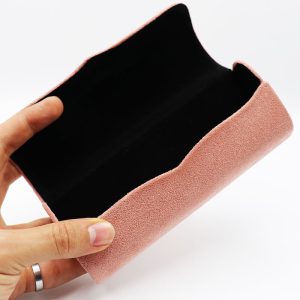 عکس از کیف عینک از جنس مخمل نرم، رنگ صورتی و در مگنتی مدل 992350