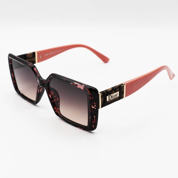 عکس از عینک آفتابی دیور، با فریم مستطیلی، چند رنگ و دسته صورتی و لنز قهوه ای مدل 8945