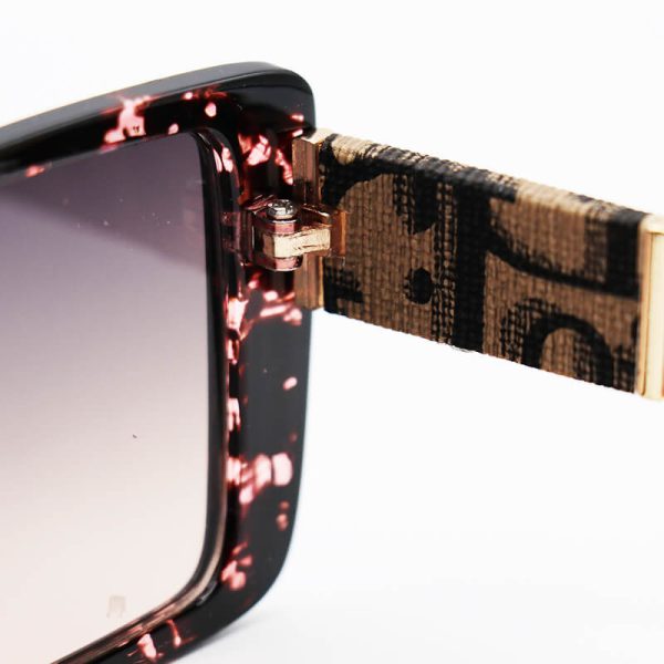 عکس از عینک آفتابی دیور، با فریم مستطیلی، چند رنگ و دسته صورتی و لنز قهوه ای مدل 8945