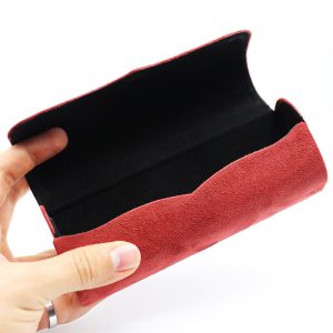 عکس از کیف عینک از جنس مخمل نرم، رنگ قرمز و در مگنتی مدل 992351