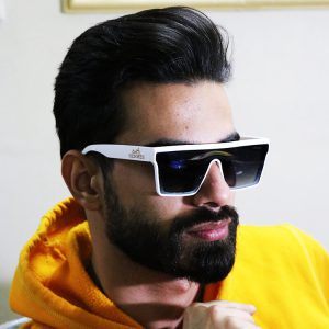 عکس از عینک آفتابی فشن HERMES با فریم مربعی شکل، عدسی یووی 400 و یکسره مدل 4236 بر روی صورت محمدحسین ابراهیم زاده