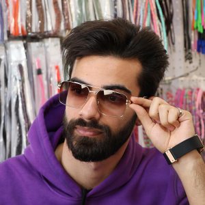 عینک آفتابی با فریم طلایی و دسته طرح دار میباخ مدل 10495 بر روی صورت محمدحسین ابراهیم زاده