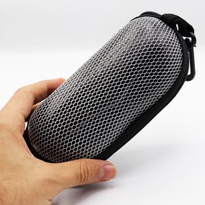 عکس از کیف عینک قلاب دار، بیضی شکل، مشکی و سفید و زیپ دار مدل 992396