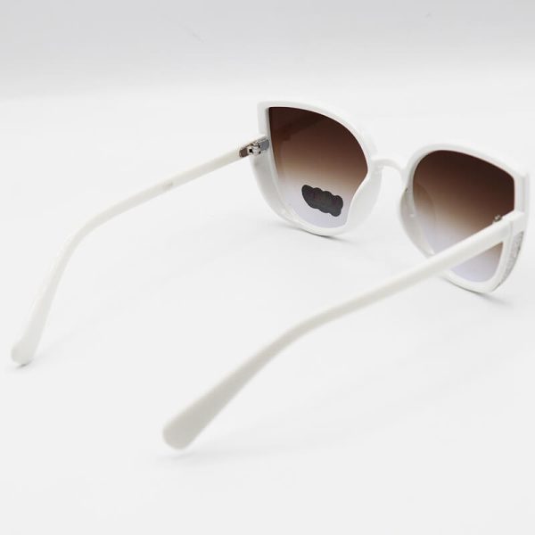 عکس از عینک آفتابی بچه گانه با فریم سفید رنگ، شاین دار و عدسی قهوه ای مدل 3096