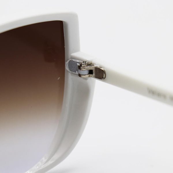 عکس از عینک آفتابی بچه گانه با فریم سفید رنگ، شاین دار و عدسی قهوه ای مدل 3096