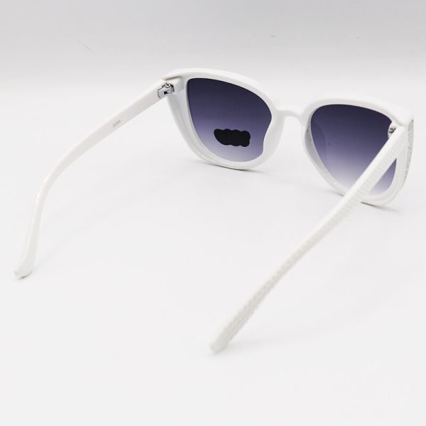 عکس از عینک آفتابی بچه‌گانه با فریم سفید رنگ، شاین دار و عدسی دودی مدل 3089