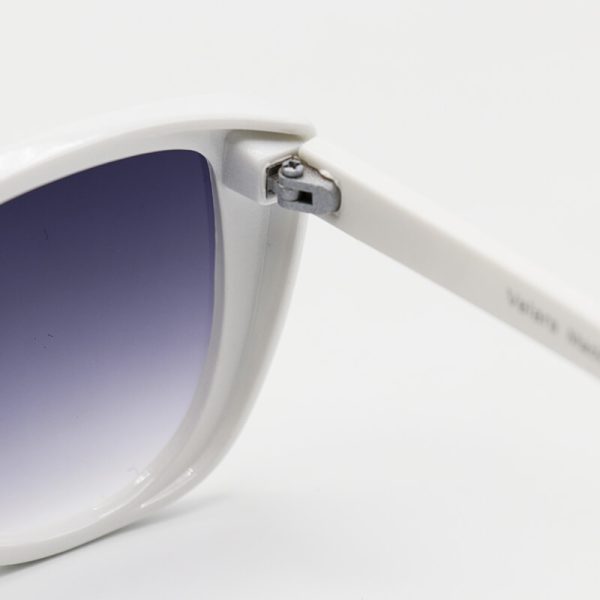 عکس از عینک آفتابی بچه‌گانه با فریم سفید رنگ، شاین دار و عدسی دودی مدل 3089