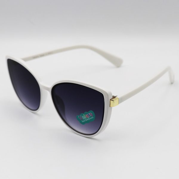 عکس از عینک آفتابی بچه‌گانه با فریم گربه ای و سفید رنگ و عدسی تیره مدل 3099