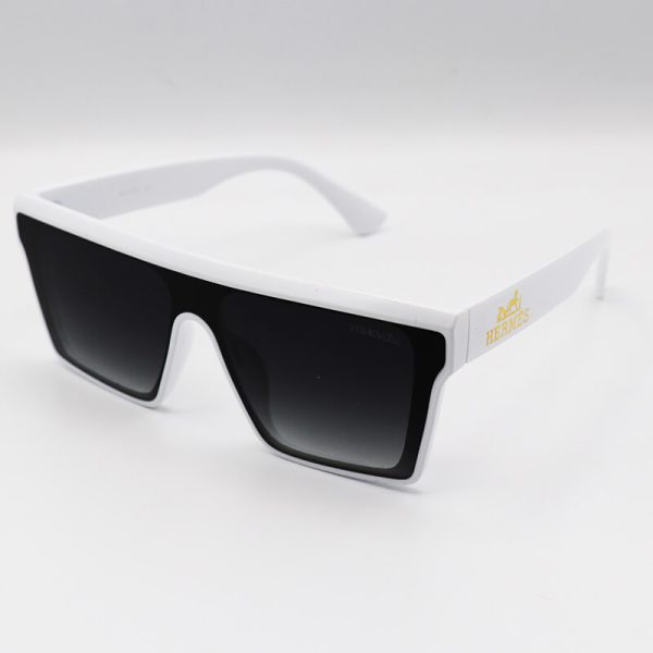 عکس از عینک آفتابی اسپورت با فریم سفید رنگ، مربعی شکل، عدسی دودی برند hermes مدل 4236