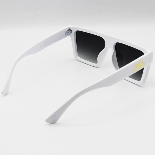 عکس از عینک آفتابی اسپورت با فریم سفید رنگ، مربعی شکل، عدسی دودی برند hermes مدل 4236