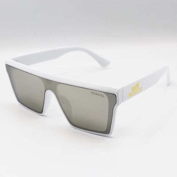 عکس از عینک آفتابی هرمس با فریم سفید، عدسی آینه ای و نقره ای رنگ مدل 4236
