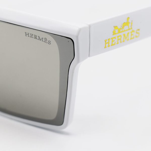 عکس از عینک آفتابی هرمس با فریم سفید، عدسی آینه ای و نقره ای رنگ مدل 4236
