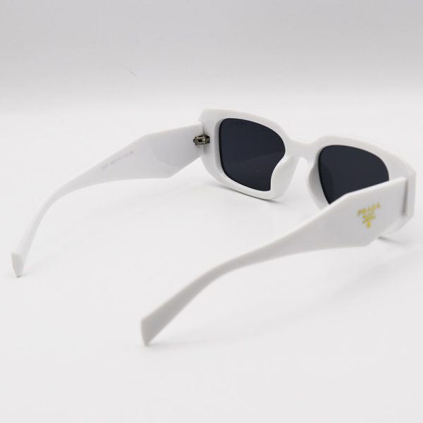 عکس از عینک آفتابی پرادا با فریم سفید رنگ، مستطیلی شکل و دسته سه بعدی مدل 3941