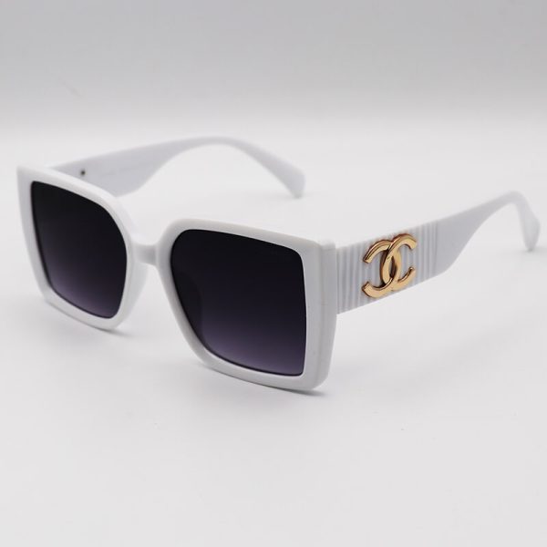 عکس از عینک آفتابی زنانه با فریم سفید، مربعی شکل و لنز سایه روشن chanel مدل 6929