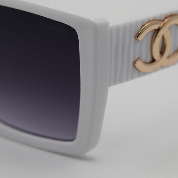 عکس از عینک آفتابی زنانه با فریم سفید، مربعی شکل و لنز سایه روشن chanel مدل 6929