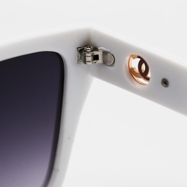 عکس از عینک آفتابی شنل زنانه با فریم سفید، ویفرر و عدسی دودی تیره مدل 88036
