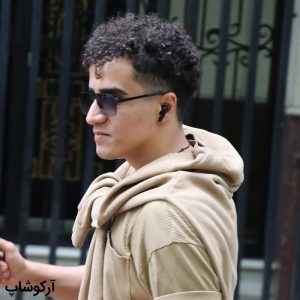عکس از عینک آفتابی خلبانی آیس برلین با فریم تیتانیوم و سبک مدل PS18023 بر روی صورت ابوالفضل معصومی شایگان
