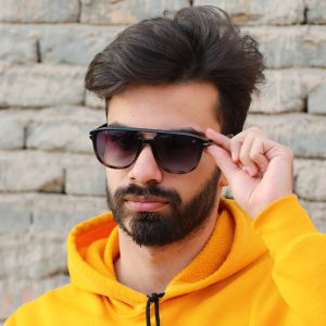 عینک آفتابی پلاریزه دیوید بکهام با فریم خلبانی و عدسی تیره مدل UM1880 بر روی صورت محمدحسین ابراهیم زاده