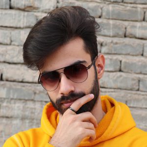 عینک آفتابی آیس برلین با فریم خلبانی و تیتانیوم و لنز یووی 400 مدل PS18020 بر روی صورت محمدحسین ابراهیم زاده