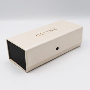 عکس از کیف عینک سلین Celine آهنربایی، مستطیلی شکل و کرمی رنگ مدل 992501