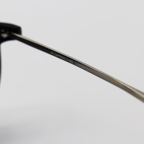عکس از عینک آفتابی خلبانی پورشه دیزاین با فریم مشکی رنگ، مشکی مات، دسته فلزی و لنز پلاریزه مدل p8662 به همراه پک اصلی