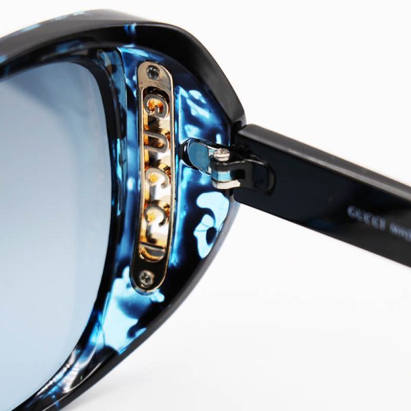 عکس از عینک آفتابی gucci با فریم چشم گربه‌ای، دو رنگ، دسته مشکی و لنز پلرایزد مدل p2286