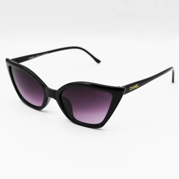 عکس از عینک آفتابی زنانه شنل با فریم گربه ای، مشکی رنگ و لنز هایلایت مدل 88654