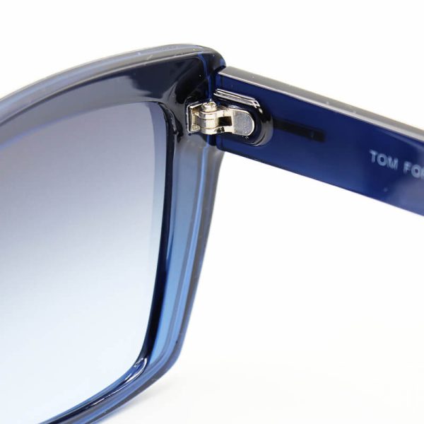 عکس از عینک آفتابی تام فورد با فریم چشم گربه ای، آبی رنگ و عدسی دودی سایه روشن مدل 7275