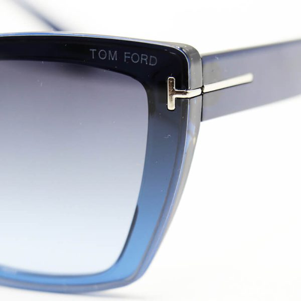 عکس از عینک آفتابی تام فورد با فریم چشم گربه ای، آبی رنگ و عدسی دودی سایه روشن مدل 7275