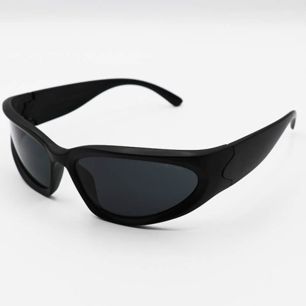 عکس از عینک آفتابی پورشه دیزاین با فریم مشکی مات و عدسی دودی تیره مدل fa520