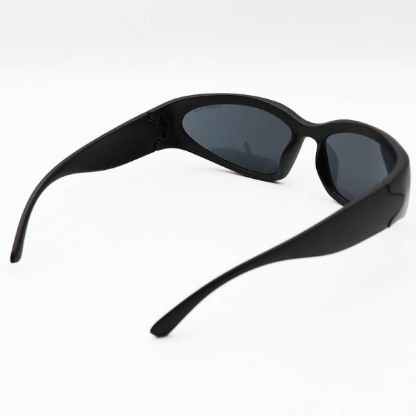 عکس از عینک آفتابی پورشه دیزاین با فریم مشکی مات و عدسی دودی تیره مدل fa520