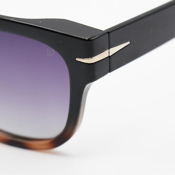 عکس از عینک آفتابی دیوید بکام با فریم مشکی و هاوانا، مربعی شکل و لنز پلاریزه مدل um2436